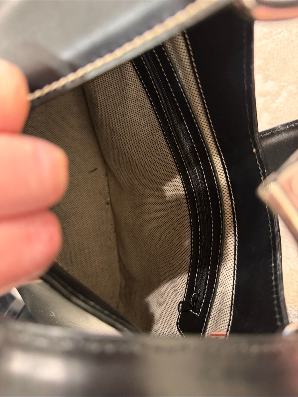 Dooney and Bourke
Leather handbag - Picture 11 of 15